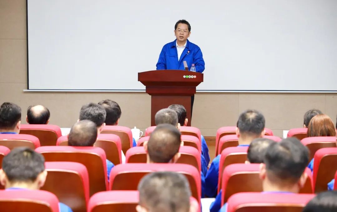 集团党委书记、董事长韦宏文作廉洁集体谈话.jpg